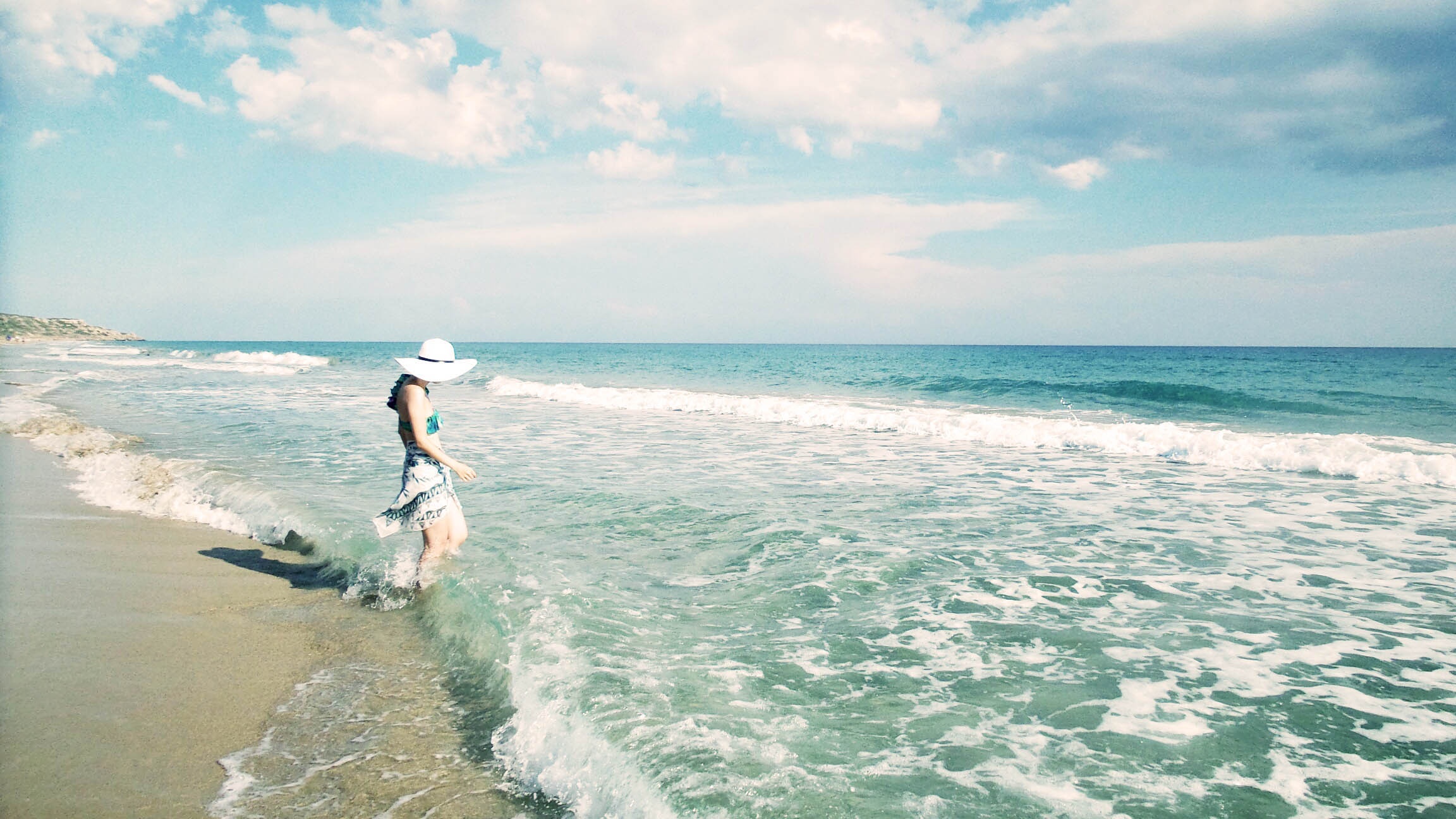 Đi về phía Tây Bắc của Hong Kong, du khách sẽ bắt gặp bãi biển Hoàng Kim (Golden Beach) với cảnh sắc mang hơi hướng của phong cách California. Hoàng Kim được đánh giá là một trong những bãi biển dài nhất Hong Kong với 545 mét. Ảnh: Ifeng