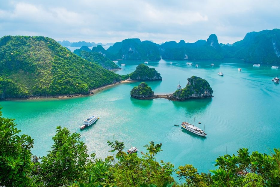 Vịnh Hạ Long là một trong 8 di sản thế giới được UNESCO công nhận.