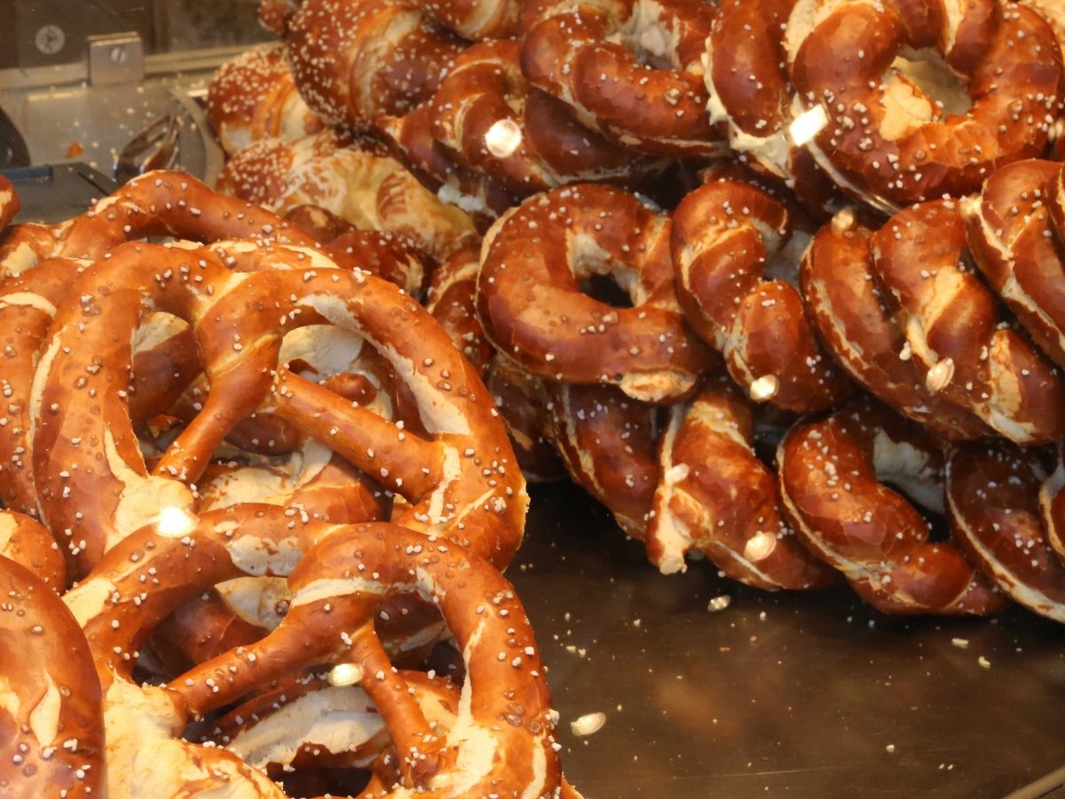 Món pretzels của Đức có một hương vị rất đặc trưng khiến nó trở nên nổi tiếng, đó là lớp vỏ nâu vàng giòn rụm ở ngoài và lớp nhân mềm dai bên trong.