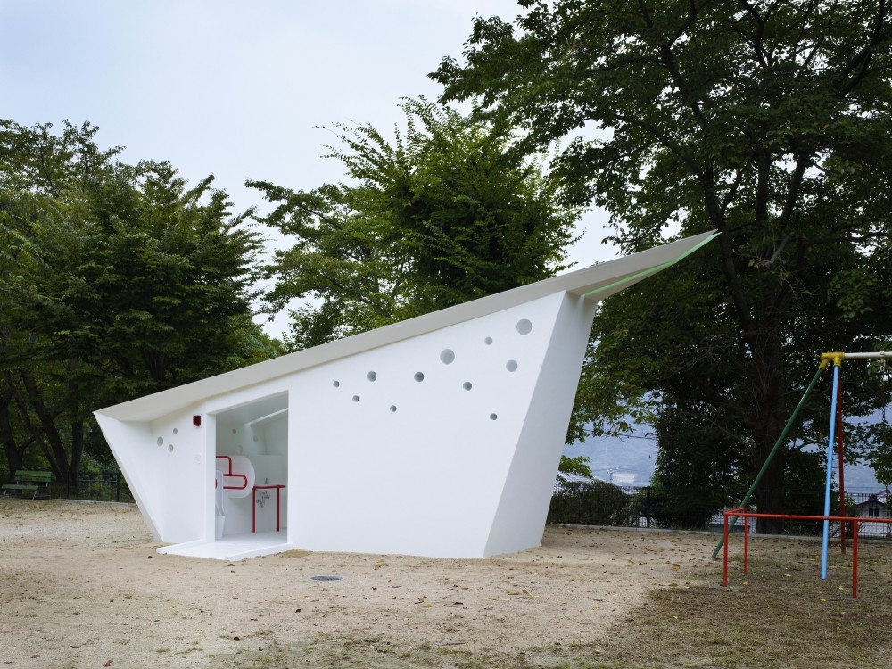 10. Toilet ở công viên Hiroshima (Nhật Bản): Toilet do các kiến trúc sư của hãng Future Studio thiết kế, trông giống như một con cò gấp bằng giấy. Mỗi phòng có những cửa sổ nhỏ hình tròn nhỏ xíu và có những gam màu khác nhau.