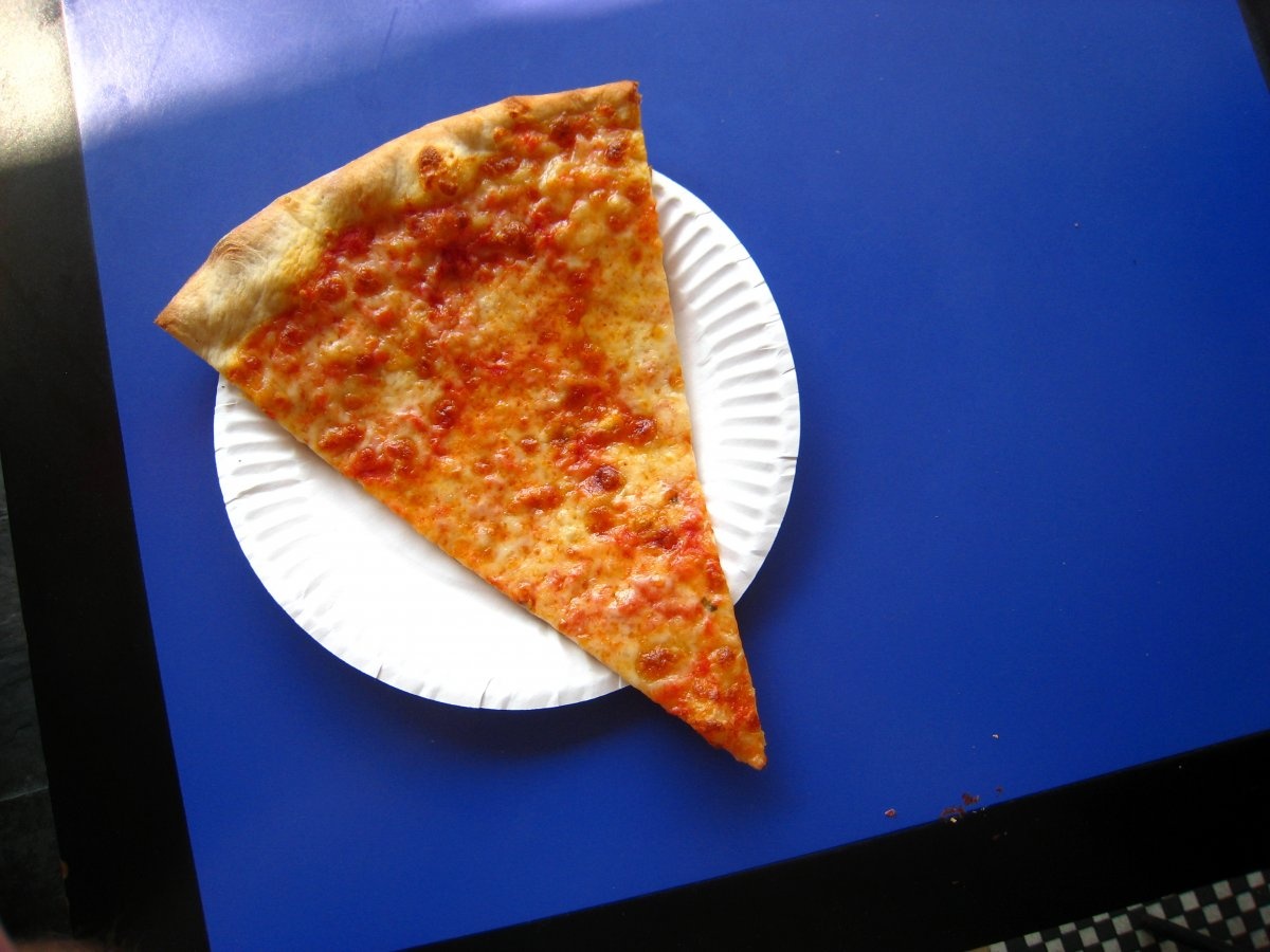 Pizza là món không thể thiếu ở New York, được coi là một món ăn đường phố, vì người dân New York thường chỉ mua một lát pizza rồi vừa đi vừa ăn.