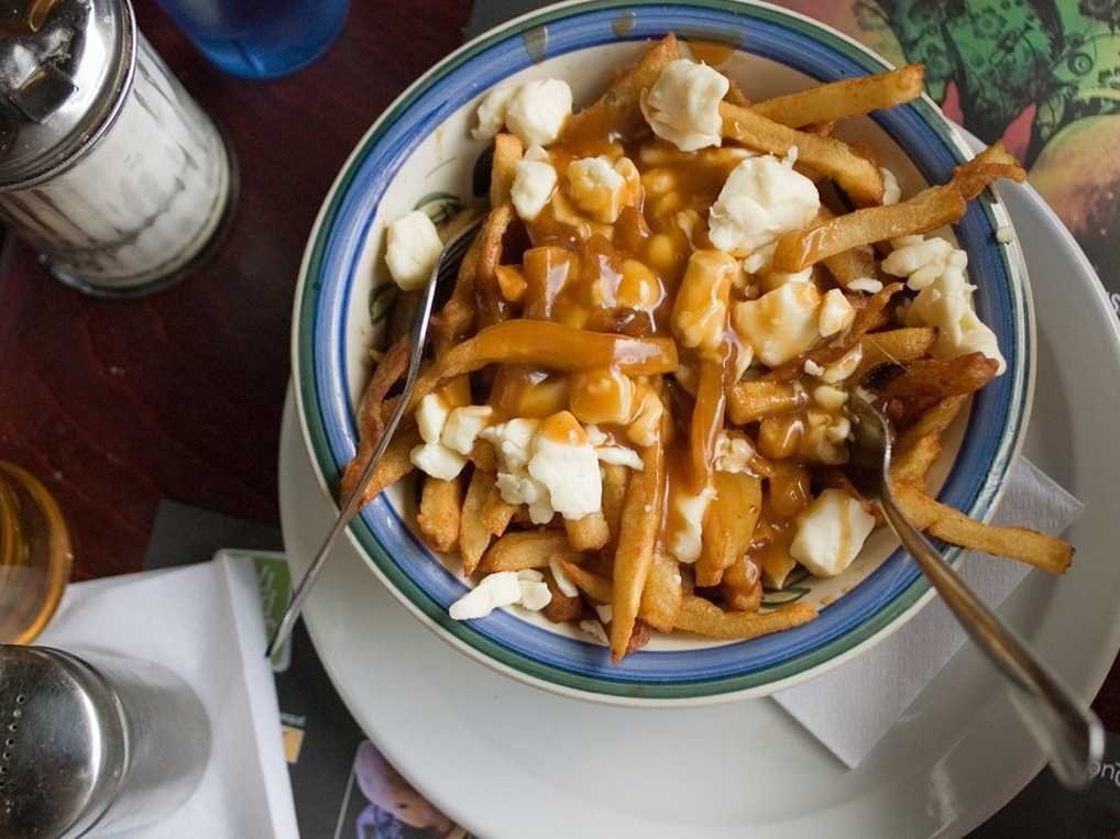 Món Poutine ở Quebec, Canada gồm khoai tây chiên ăn kèm nước xốt và phô mai tươi.