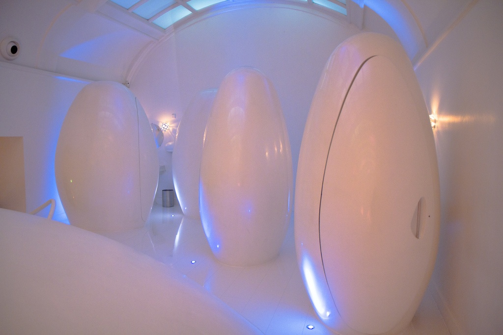 1. Toilet con nhộng (London, Anh): Toilet thoạt nhìn trông giống như những phòng thí nghiệm của người ngoài hành tinh, được tìm thấy trong một nhà hàng kiểu Pháp có tên Sketch trên phố Conduit, London.