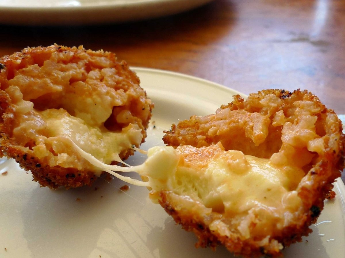 Supplì là biến tấu của từ “surprise” (ngạc nhiên). Đây là món bánh gạo được nhúng vào trứng và bột mì trước khi chiên. Bên trong là hỗn hợp béo ngậy của bột gạo và phô mai. Món này nổi tiếng ở Rome, Italy.