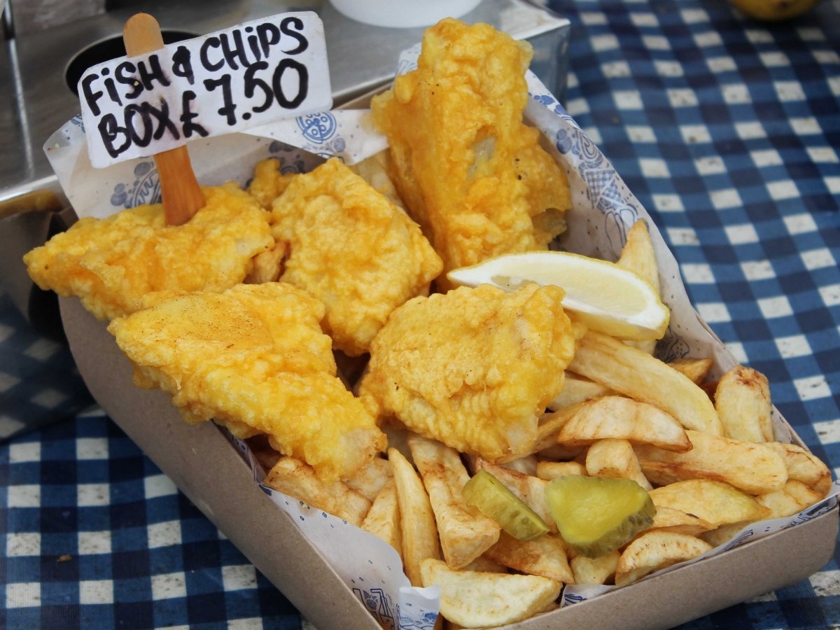 Món fish and chips nổi danh ở Anh.