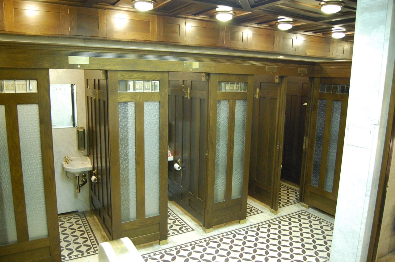 3. Toilet Graben (Vienna, Áo): Các chi tiết bằng đồng, tường làm bằng đá cẩm thạch, nền lát gạch hoa… là những chi tiết đặc trưng của toilet này. Giá mỗi lần chỉ mất một xu, nhưng trải nghiệm thì vô cùng thư giãn.