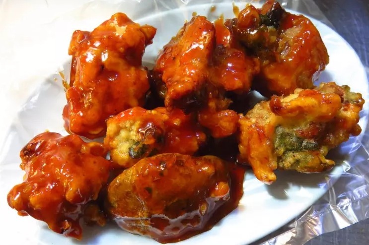 Gà rán kiểu Hàn Quốc (yangnyeom tongdak): Món này là giao thoa của ẩm thực Mỹ và Hàn trong thời gian chiến tranh 2 miền Triều Tiên. Những miếng gà nhỏ, mềm đẫm nước xốt cay hoặc xốt mật ong, vừng, tỏi, lạc và ớt bột. Người Hàn Quốc thường uống bia khi ăn món gà rán này, vì vậy combo gà và mekju rất phổ biến trong các quán bar.