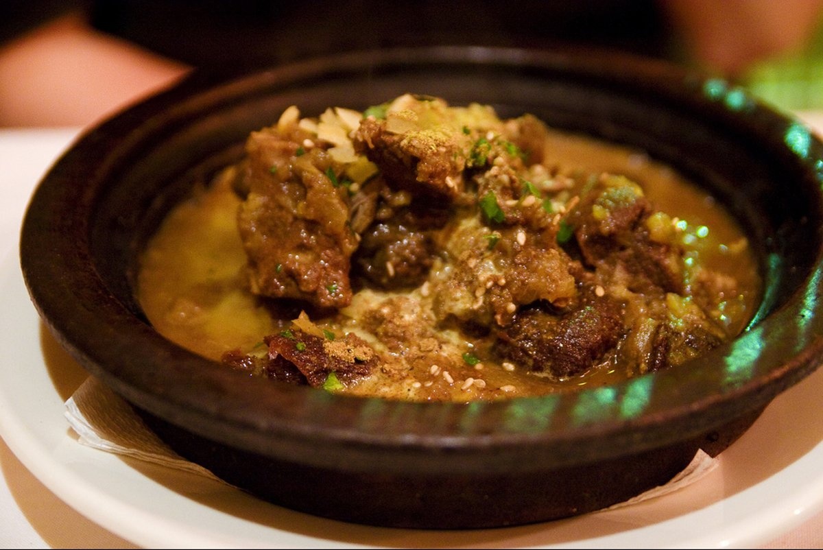 Món tajine (hay còn gọi là tagine) in Marrakesh, Morocco là thịt và rau hầm trong nồi sứ, cùng các loại trái cây, hạt khô, gia vị như gừng, nghệ, saffron và bột cumin.