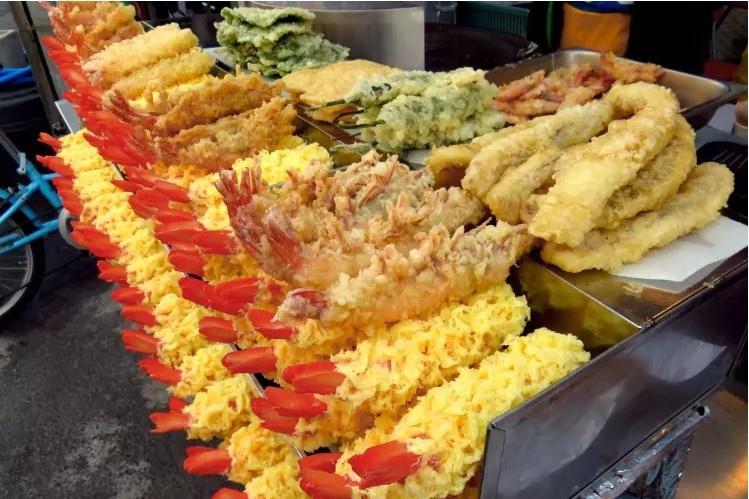 Tempura kiểu Hàn (Twigim): Món này có rất nhiều thành phần khác nhau, như mực ống, các loại rau củ, khoai lang, thậm chí cả trứng luộc.