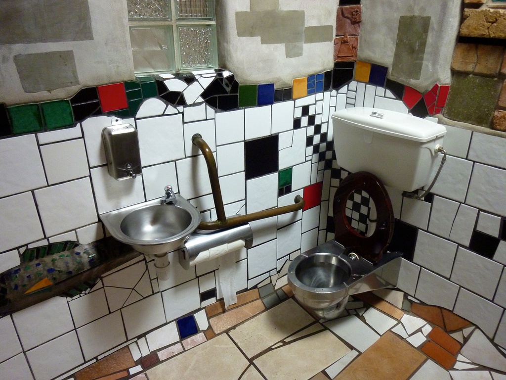 5. Toilet Hundertwasser (Kawakawa, New Zealand): Năm 1998, hội đồng thị trấn Kawakawa lên kế hoạch cải tạo toilet có tuổi đời tới 40 năm. Một nghệ sĩ có tên Frederick Hundertwasser đề xuất bản thiết kế và được chấp nhận. Toilet mang tính nghệ thuật với gạch hoa tráng men và các thiết bị, tác phẩm điêu khắc độc đáo.