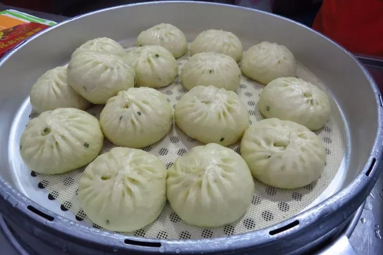 Bánh bao (Mandu): Món này ngon cả khi rán hoặc luộc rồi ăn cùng mì. Phổ biến nhất là bánh bao nhân kim chi (kimchi mandu) với hành tây, thịt lợn xay và rất nhiều kim chi. Một đĩa bánh bao thường có từ 6 – 7 chiếc, chấm với nước tương và giấm.