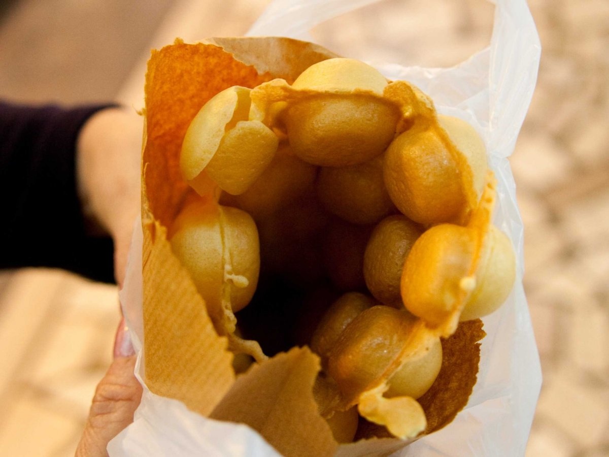 Gai Daan Jai là loại bánh quế trứng nổi tiếng ở Hong Kong, được thực hiện trên những khay nướng hình tròn và thường được ăn nóng. 