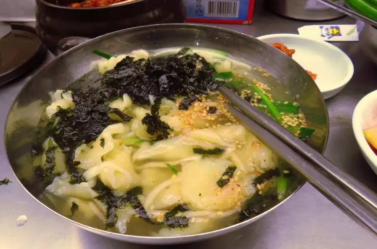 Mì (myeon): Món mì lạnh naengmyeon gồm mì khoai lang cùng dưa chuột, củ cải, thịt bò, trứng luộc, còn món mì nóng sujebi có ngao và nước rau cùng ớt xanh tươi.