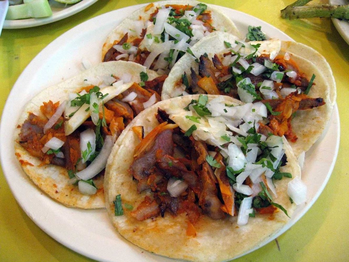 Nếu bạn ở Mexico City, đừng quên thử món Tacos Al Pastor. Đây là món taco làm từ thịt lợn ướp gia vị, trong đó quan trọng nhất là nước dứa ép, sau đó rắc hành, ngò và cả dứa.