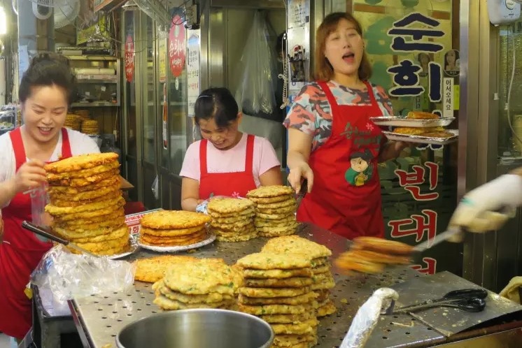 Bánh kếp (Pajeon): Loại bánh kếp đơn giản được làm bằng tỏi tây và hành lá, còn haemul pajeon có nhiều nhân mực, tôm hoặc hàu, sau đó chiên trong bột. Nếu bạn muốn đồ chay và không có gluten thì có thể thử nokdu bindaetteok, một loại bánh kếp truyền thống làm bằng bột đậu xanh, rất phổ biến ở chợ  Gwangjang, Seoul.