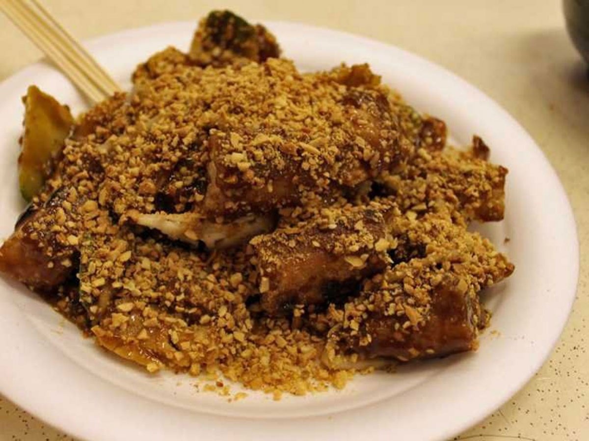 Món Rojak ở Singapore được làm từ đậu phụ, tôm, trứng, khoai tây ăn cùng tương ớt ngọt. Đôi khi người ta còn ăn Rojak cùng với trái cây.