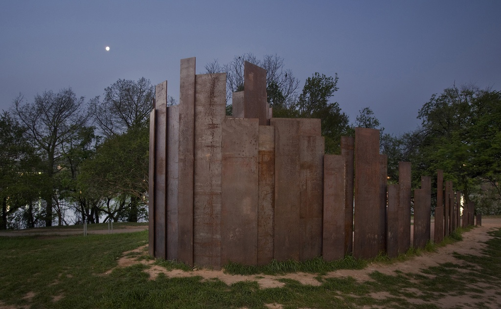 9. Toilet Trail (Texas, Mỹ): Toilet được ghép bằng những tấm kim loại dựng đứng có chiều cao khác nhau, do kiến trúc sư Miró Rivera Architects thiết kế. Toilet nằm tại bờ bắc hồ Lady Bird.