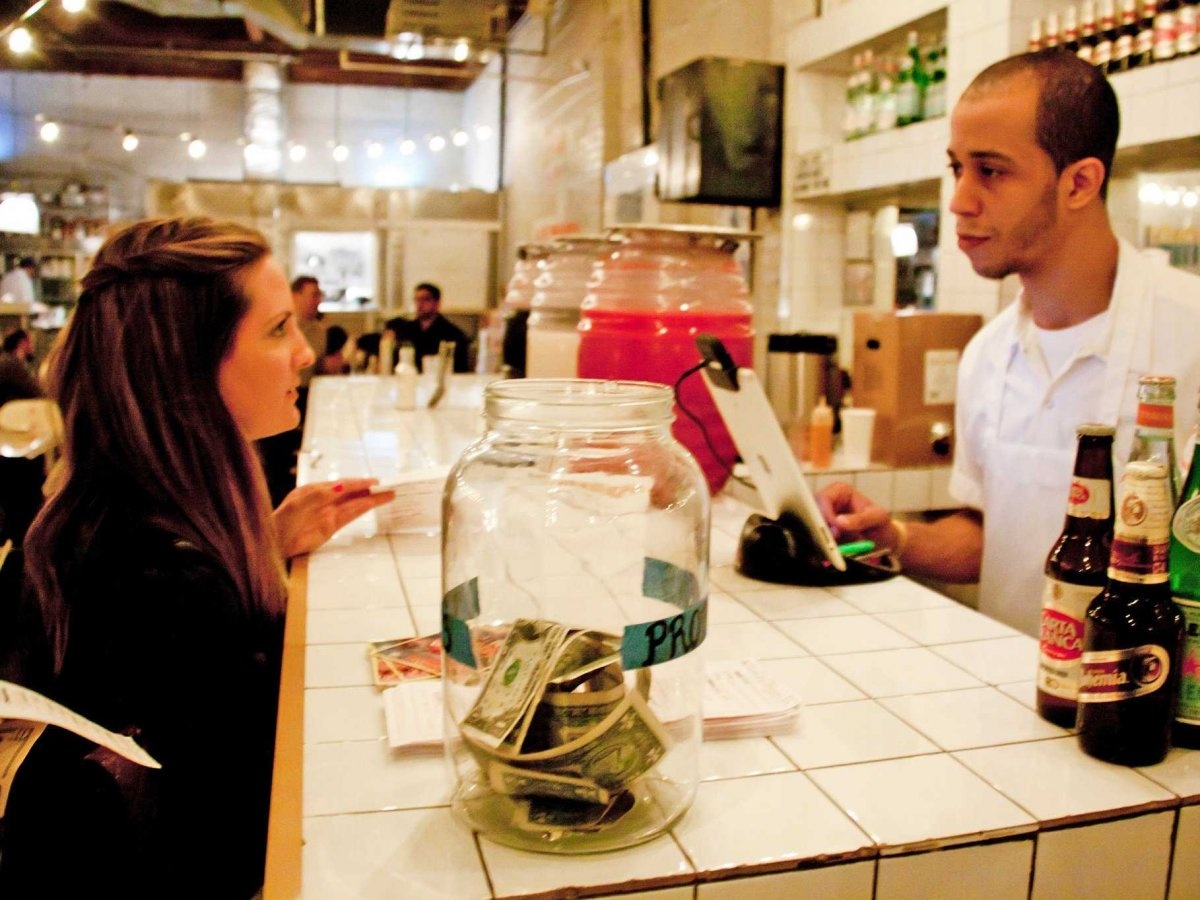 Để lại tiền tip cho dịch vụ là thói quen của người Mỹ. Ảnh:  Flickr / Chris Goldber