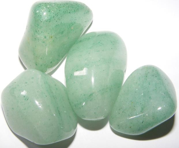 Đá Aventurine: Đây cũng là loại đá có liên hệ với sao Kim. Đá thường có các màu xanh lá cây, vàng và xanh da trời. Đá Aventurine giúp chữa lành những vết thương cảm xúc và tinh thần, đồng thời mang lại may mắn, được những người đánh bạc rất ưa chuộng. Ảnh: spiritual-gate.