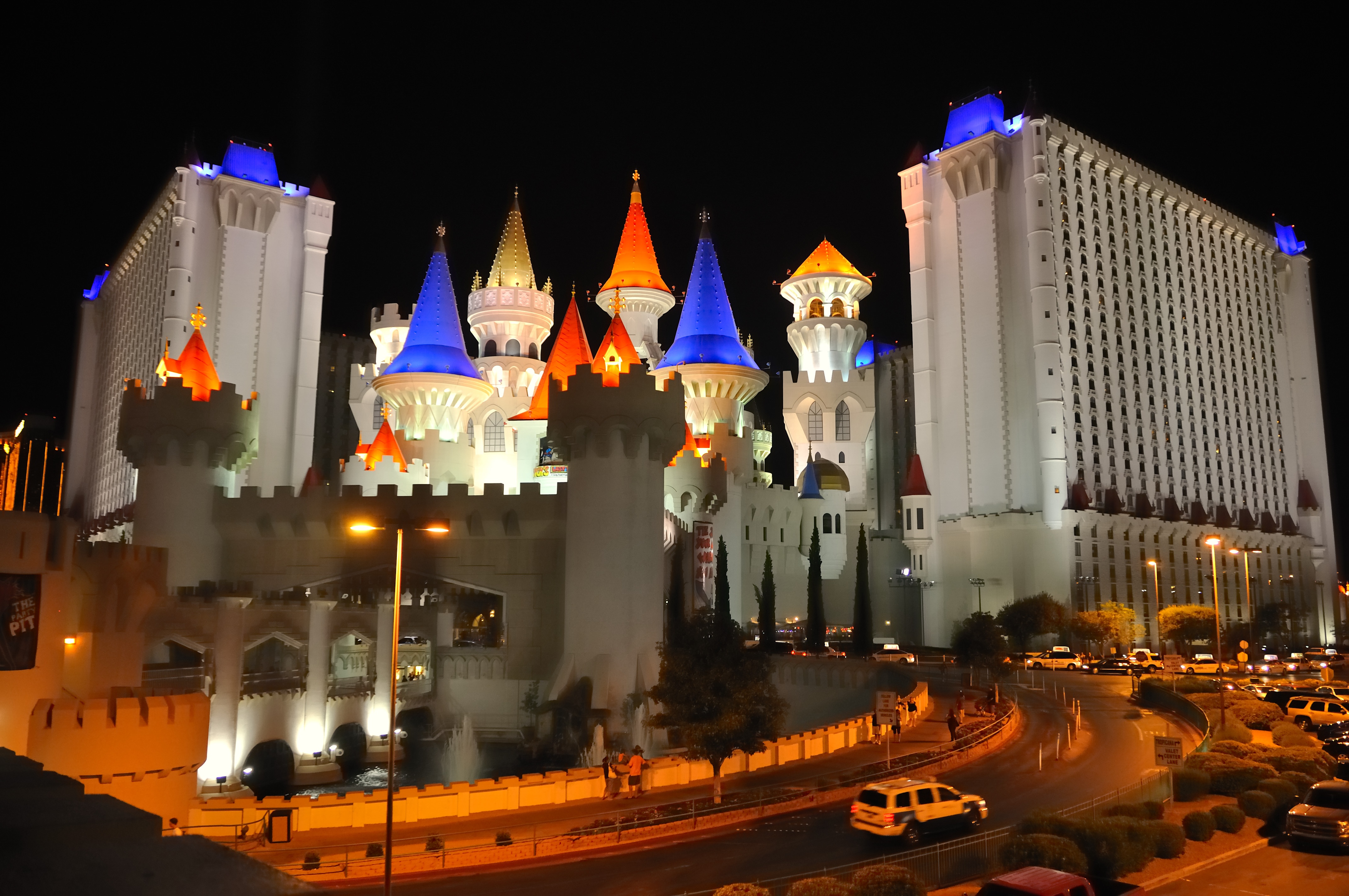 9. Excalibur (Las Vegas, Mỹ): Được khai trương ngày 19/6/1990, khách sạn gồm hơn 4.000 phòng do Circus Circus Enterprises xây dựng và được MGM Resorts International mua lại năm 2005. Ảnh: lasvegas.