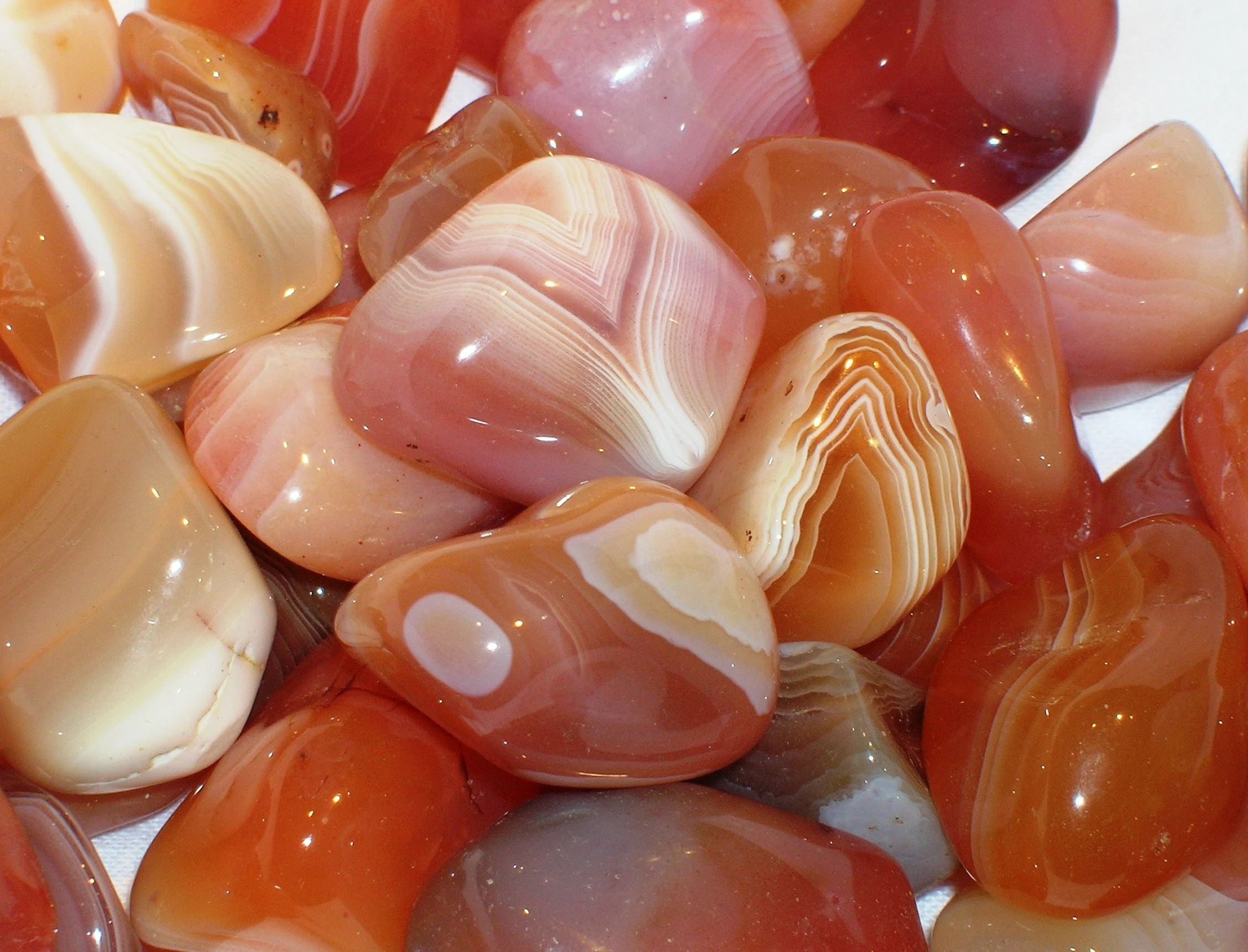 Mã não: Loại đá này thường có nhiều loại màu sắc như đỏ, vàng, xanh lá cây, trắng và đen. Chiêm tinh Ấn Độ xác định loại mã não vân xanh và mã não Botswana là “bùa hộ mệnh” cho Song Tử. Mã não hỗ trợ khả năng hùng biện, một đặc điểm thường thấy của những người sinh cung Song Tử. Mã não còn có tác dụng làm dịu, tăng sức mạnh tinh thần và sự tập trung, khiến Song Tử bình tĩnh và sáng suốt. Ảnh: Foreveradnaday.