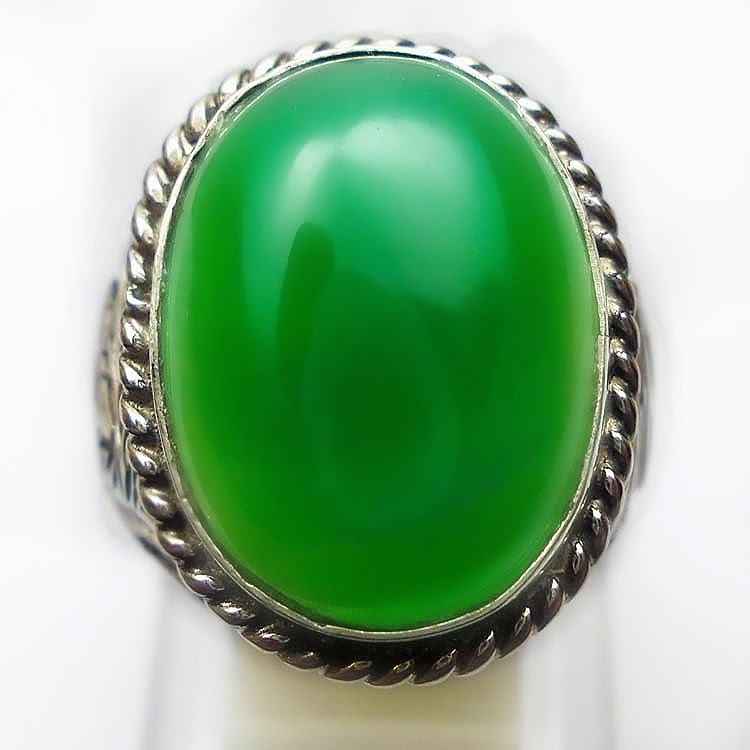 Đá Chrysoprase: Đá này thường có màu xanh nhạt, có tác dụng làm bình ổn cảm xúc và ngăn trầm cảm cho Song Tử. Ảnh: jatibening.