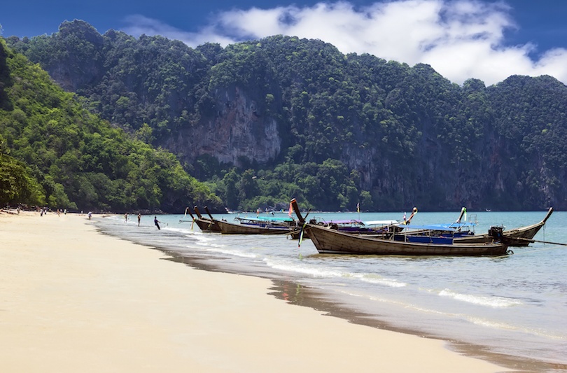 Cách thành phố Krabi khoảng 18 km, vịnh Ao Nang hút khách du lịch bởi nhiều danh lam thắng cảnh nổi tiếng và 17 hòn đảo nhỏ. Để đến Ao Nang, du khách có thể đáp chuyến bay đến thành phố Krabi hoặc đáp chuyến phà từ quần đảo Ko Phi Phi và Ko Lanta. Với bãi cát trắng trải dài, làn nước trong xanh, những vách đá vôi hùng vĩ và vô số khu nghỉ mát tiện nghi, hiện đai, Ao Nang sẽ để lại ấn tượng khó quên trong tâm trí bạn. Ngoài ra, bạn có thể thuê thuyền tới các đảo gần đó như Ko Poda, Ko Thap, và Ko Mo để ngắm san hô.