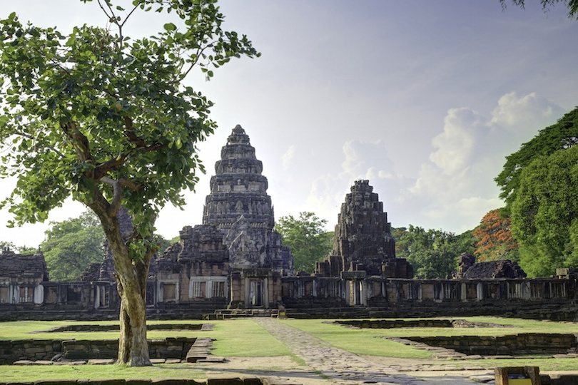 Tọa lạc tại tỉnh Nakhon Ratchasia (hay còn gọi là tỉnh Khorat), công viên lịch sử Phimai, một khu phức hợp di tích gồm nhiều đền và những bức tượng Phật nằm trong một diện tích lớn đang được bảo vệ. Hai công trình có giá trị lớn về mặt kiến trúc trong số chúng là công viên lịch sử Phanom Rung và Pra Sat Hin Phimai. Phimai còn là khu điện thờ Khmer lớn nhất ở Thái Lan và từng là một trong những thành phố quan trọng của người Khmer. Kiến trúc và điêu khắc của đền ra đời cùng thời kỳ với kiến trúc của Bayon, Baphuon và Angkor Wat