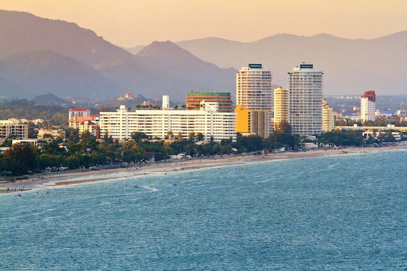 Nằm cách thủ đô Bangkok khoảng 200 km về phía Nam, Hua Hin là một trong 5 điểm du lịch nổi tiếng nhất tại Thái Lan do du khách bình chọn. Khi nói đến Hua Hin, người ta hình dung ra một vùng đất yên tĩnh với những bãi biển trắng dài, hoang sơ, phong cảnh non nước hữu tình cùng các di tích, danh thắng đẹp và lạ. Ngoài ra, Hua Hin còn thu hút khách bởi khu chợ đêm đầy ắp hải sản khô. 