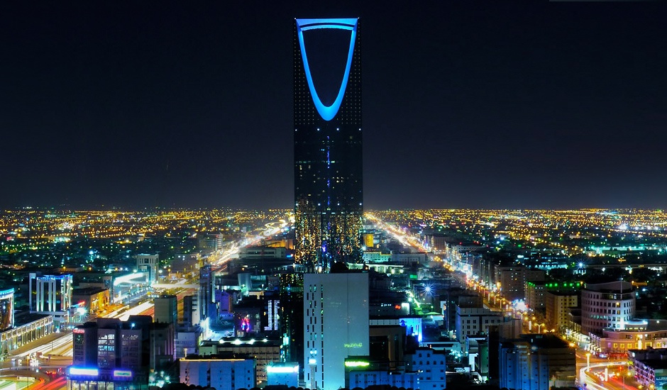 Kingdom Centre (Riyadh, Saudi Arabia): Tòa nhà cao 302 m, gồm 74 tầng, có hình dáng như một dụng cụ mở bia, do hãng Ellerbe Becket và Omrania thiết kế. Bên trong tòa nhà là một khu vực dành riêng cho việc tổ chức lễ cưới với 3.000 chỗ ngồi cùng nhà thờ Hồi giáo King Abdullah cao nhất thế giới. Ảnh: rivagmbh.