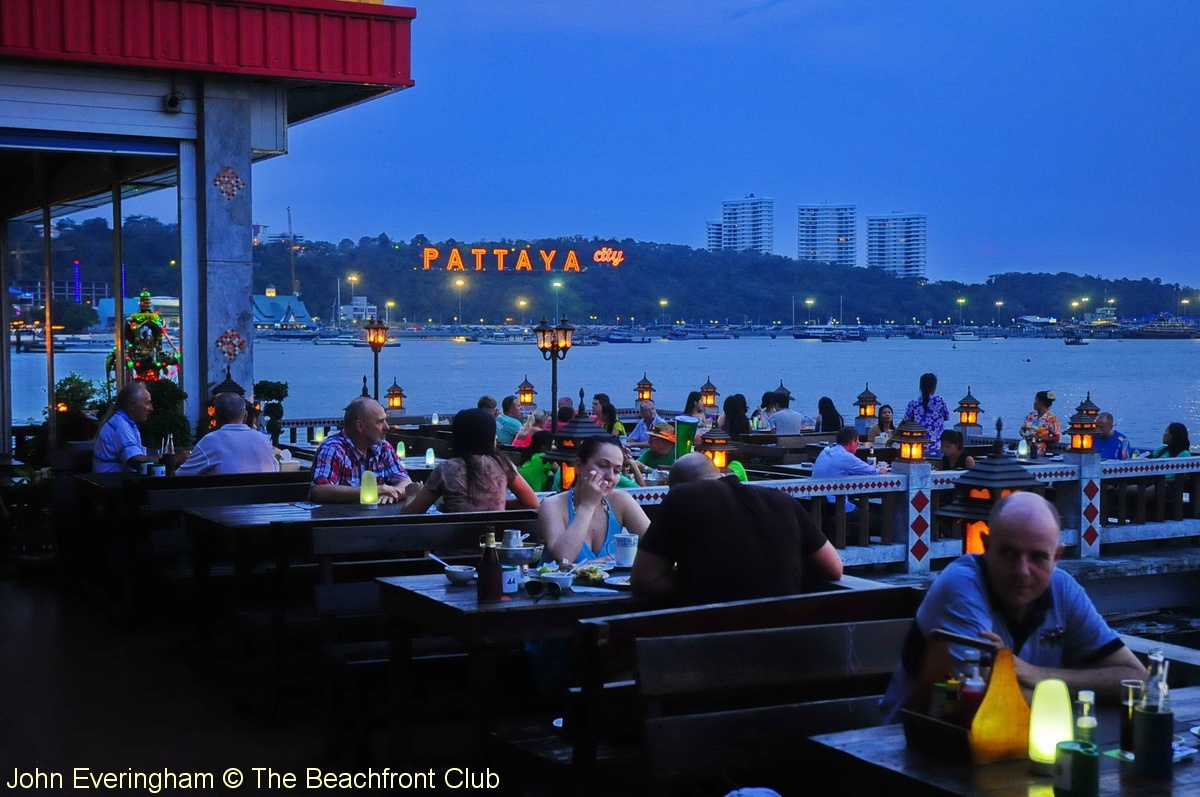 Cuộc sống thành phố trở nên nhộn nhịp khác thường vào ban đêm. Những quán bar, vũ trường, sòng bạc, các tụ điểm ăn chơi và tấp nập du khách đến thư giãn giải trí. Bởi thế, Pattaya còn được gọi là 