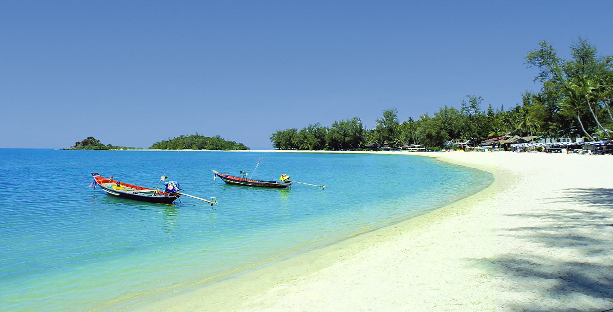 Koh Samui – xứ sở của dừa. Koh Samui là hòn đảo lớn thứ ba nằm trong vịnh Thailand thuộc tỉnh Surat Thani của Thái Lan. Đảo có những bờ cát trắng trải dài, nước trong xanh như pha lê và trở nên lấp lánh dưới ánh nắng chói chang của mặt trời và những bãi san hô đủ màu sắc hấp dẫn cả những du khách khó tính nhất. Ảnh: Baike