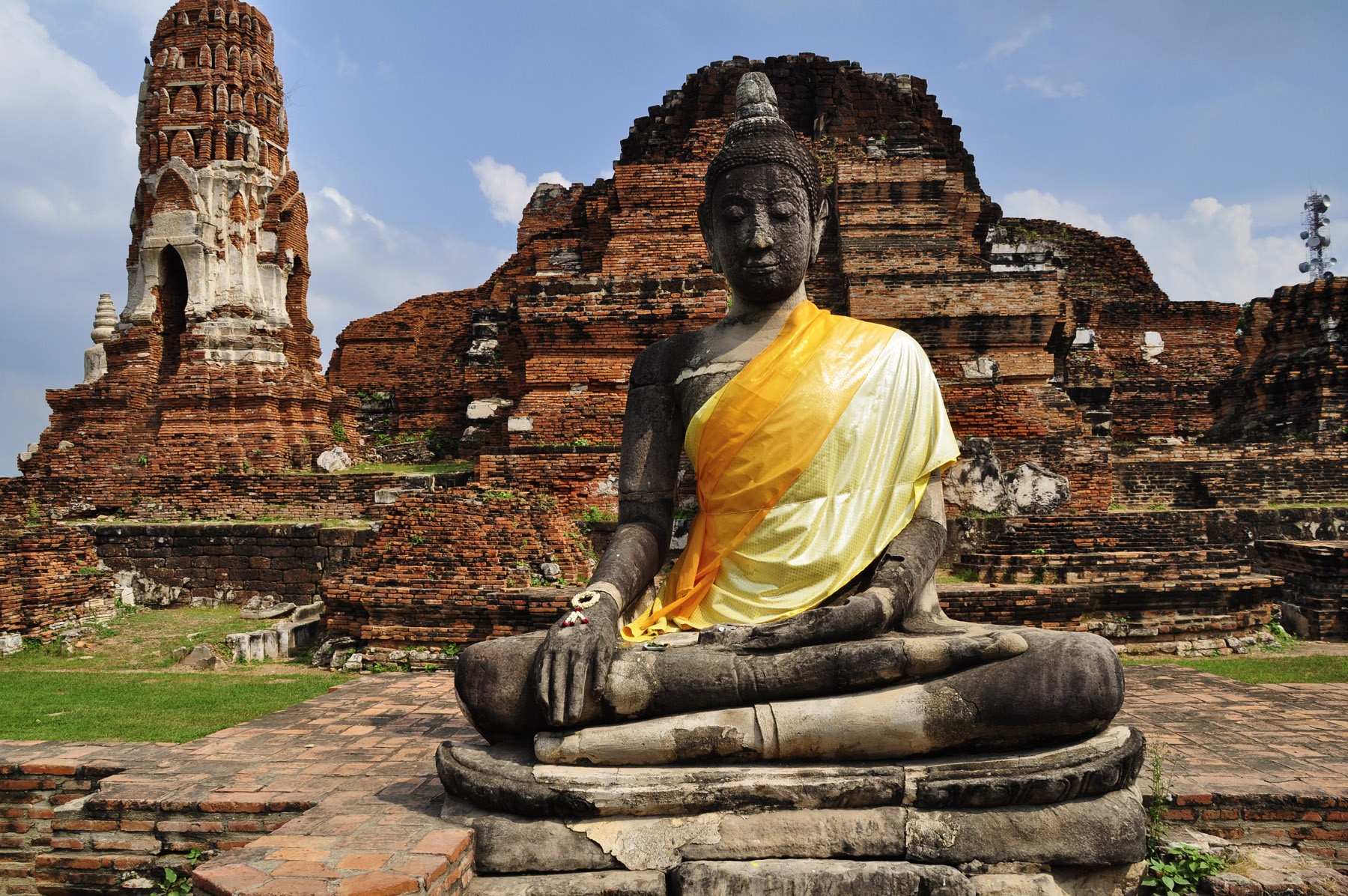 Kinh đô cổ Ayutthaya - pháo đài bất khả xâm phạm. Ayutthaya là nơi lưu giữ dấu ấn quá khứ vàng son của kinh đô cổ tồn tại hơn 400 năm từ giữa thế kỷ 14 đến nửa cuối thế kỷ 18. Hiện thành phố này có tới hơn 300 chùa chiền với những tháp dát vàng lấp lánh và những bức tượng điêu khắc tuyệt đẹp. Ảnh: seanogle