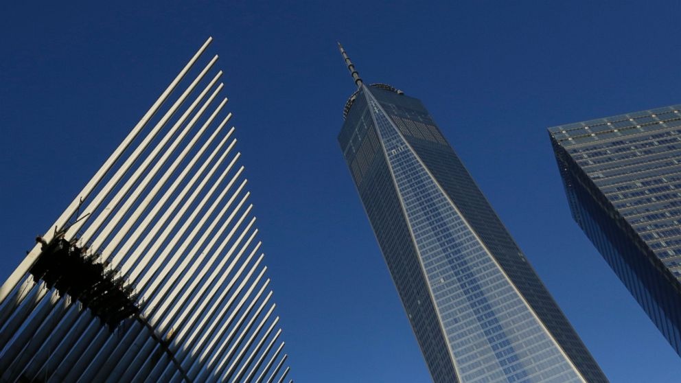 One World Trade Center (New York, Mỹ): Tòa nhà cao 546 m, gồm 94 tầng. Được hoàn thành năm 2014 sau 10 năm xây dựng, One World Trade là tòa nhà cao thứ 4 trên thế giới. Thang máy lên đài quan sát ở tầng 100 – 102 của tòa nhà chỉ mất 60 giây từ mặt đất. Chiều cao chính thức theo thiết kế của tòa nhà là 1.776 feet, tượng trưng cho năm 1776 khi Mỹ tuyên bố độc lập. Ảnh: abcnews.