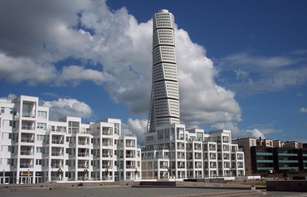 HSB Turning Torso (Malmö, Thụy Điển): Tòa nhà cao xấp xỉ 190 m, gồm 54 tầng. Mặc dù có vẻ bé nhỏ so với các tòa nhà chọc trời khác, HSB Turning Torse vẫn cao nhất trong các nước Bắc Âu như Đan Mạch, Phần Lan, Iceland, Nauy. Tòa nhà có thiết kế dựa theo một tác phẩm điêu khắc cẩm thạch xoắn. Ảnh: panoramio.