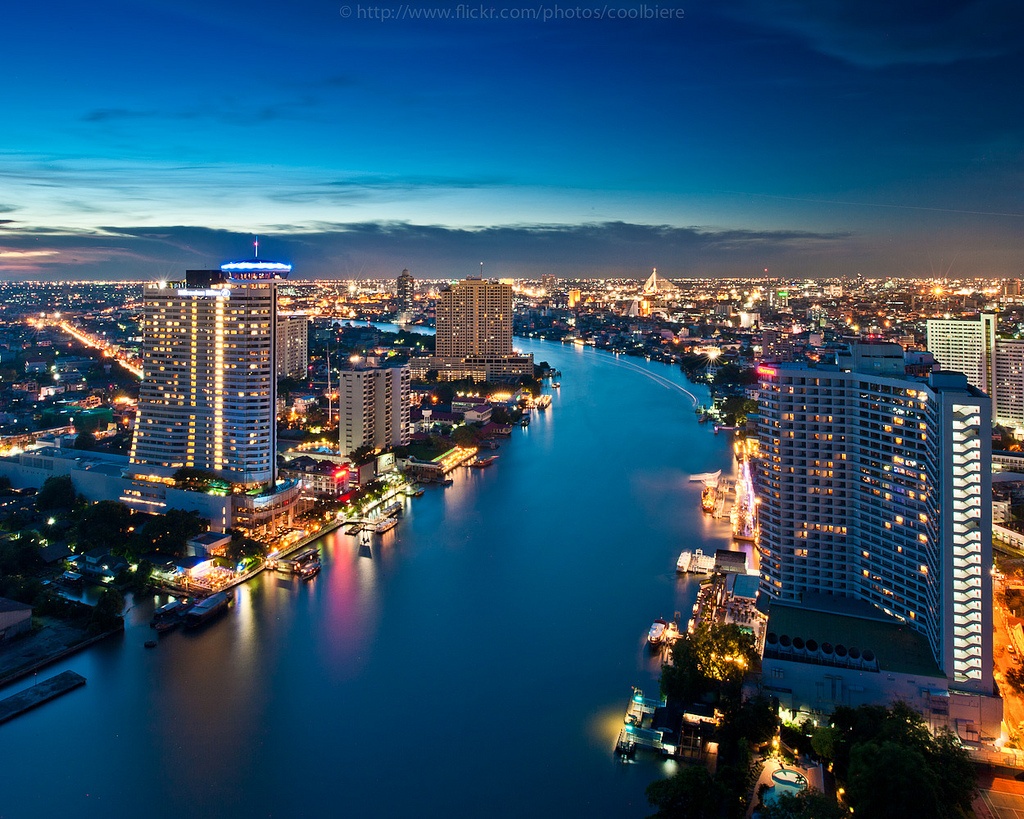 Tại đây, có con sông lớn huyền thoại của Thái Lan mang tên Chao Phraya (Sông Mê Nam). Nổi tiếng nhất là khúc sông nằm ngay trung tâm Bangkok là một khúc sông đẹp tuyệt vời hai bên bờ là những ngôi nhà cao tầng và các đền tháp chùa nổi tiếng nhất của thủ đô.Ảnh: flickr
