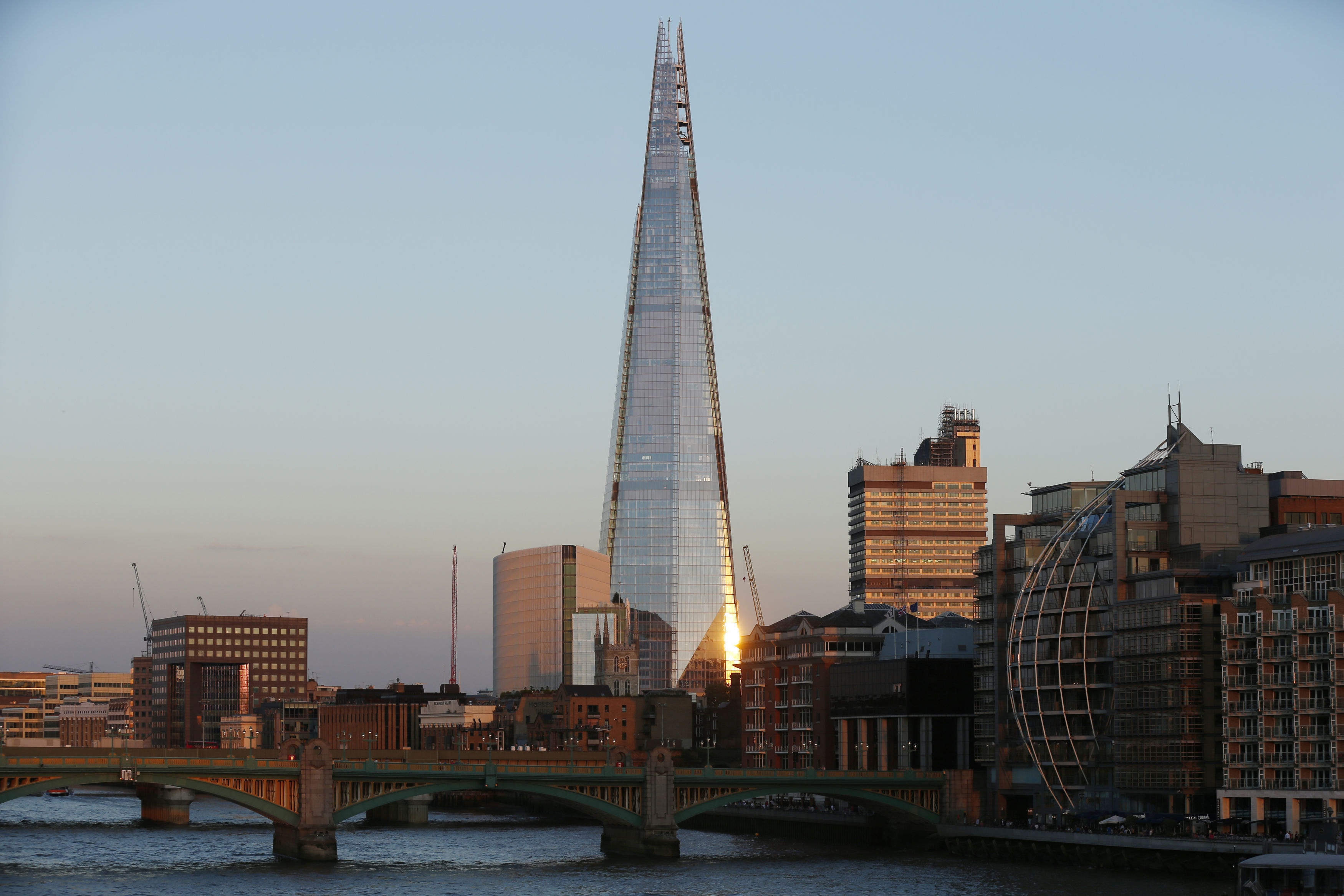 The Shard (London, Anh): Tòa nhà cao 309 m, gồm 95 tầng, hiện là tòa nhà cao nhất châu Âu. Tòa nhà do Renzo Piano thiết kế với kiểu dáng kim tự tháp. Bên trong tòa nhà là các cửa hiệu, căn hộ, khách sạn Shangri-La, văn phòng, nhà hàng, quán bar… Ảnh: office.
