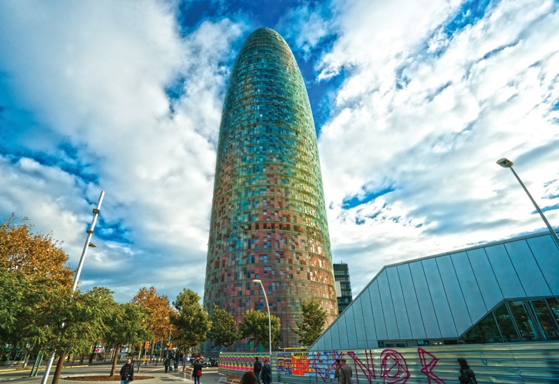 Torre Agbar (Barcelona, Tây Ban Nha): Tòa nhà cao 144 m, gồm 33 tầng. Ngay cả kiến trúc sư Jean Nouvel cũng liên tưởng đến hình dáng “của quý”, nhưng thực tế tòa nhà được lấy cảm hứng từ nhà thờ Sagrada Familia và các  mạch nước phun. Torre Agbar trở thành biểu tượng kiến trúc, biểu tượng văn hóa của Catalonia và cũng là điểm du lịch nổi tiếng. Vào ban đêm, tòa nhà tỏa sáng rực rỡ với ánh sáng của 4.500 chiếc đèn LED. Ảnh: constructionweekonline.