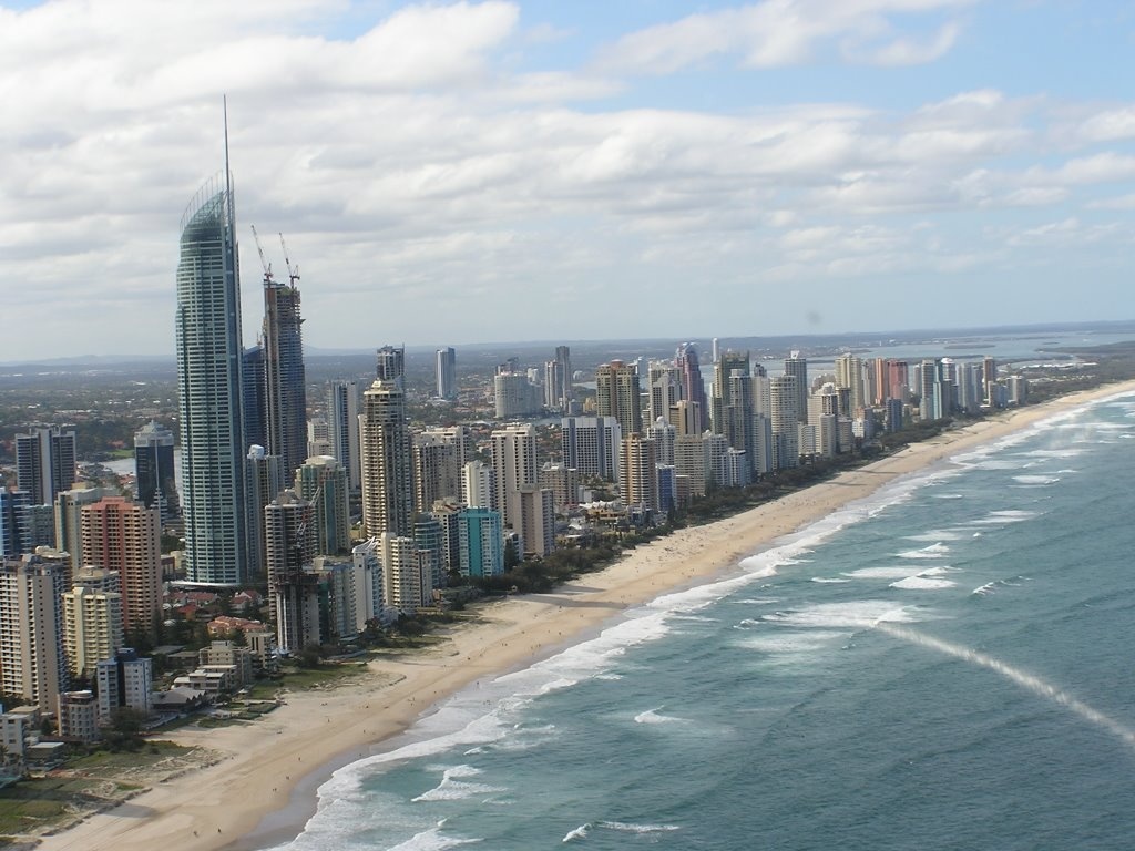 Q1 (Gold Coast, Queensland, Australia): Tòa nhà cao 322 m, gồm 78 tầng, là một trong những khu dân cư lớn nhất thế giới. Thiết kế của tòa nhà mô phỏng theo ngọn đuốc Olympic Sydney 2000 và nhà hát Opera Sydney. Đài quan sát SkyPoint ở tầng 77 và 78 cho phép du khách ngắm cảnh 360 độ Brisbane ở phía bắc, Gold Coast Hinterland ở phía tây, New South Wales ở phía nam và Thái Bình Dương ở phía đông. Ảnh: panoramio.