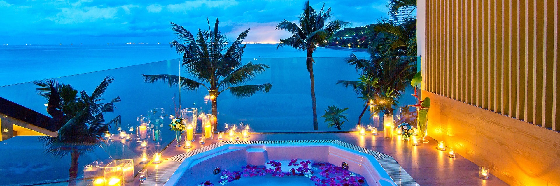 Nơi đây có bãi biển Pattaya với bãi cát vàng hình lưỡi liềm duyên dáng chạy dài 4 km, nước biển ấm áp, gió mát dễ chịu, bãi biển rất yên tĩnh. Ảnh: royalwingsuites