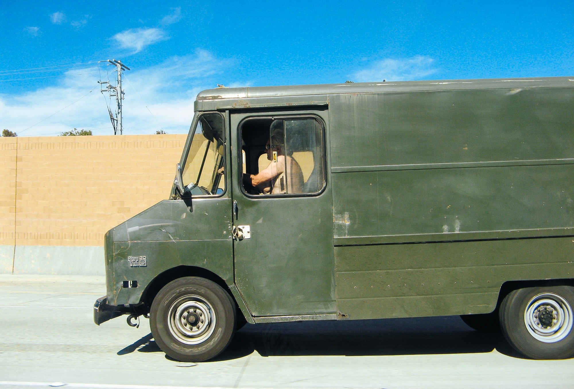 Không được phép thay đồ trên xe.