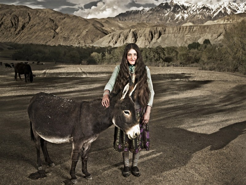 Người Tajik sống chủ yếu bằng trồng trọt và chăn nuôi. Họ nuôi cừu, dê, bò Tây Tạng, ngựa, lạc đà, lúa mạch, lúa mì, ngô và đậu. Món ăn ưa thích của họ là thịt, cơm, bánh và sữa. Họ cũng không ăn thịt lợn, thịt chó, thịt lừa, thịt ngựa hoặc bất cứ động vật nào chết một cách tự nhiên. Người dân ở đây rất lịch sự và nồng hậu. Họ chào hỏi, mời ăn đối với cả khách qua đường.