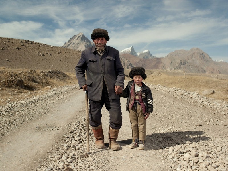 Người Tajik sinh sống chủ yếu ở thị trấn Tashkurgan trên cao nguyên Pamir ở độ cao hơn 4.000 m so với mực nước biển, thời tiết vô cùng khắc nghiệt. Đây là nơi giáp danh với Afghanistan, Tajikistan và Pakistan.