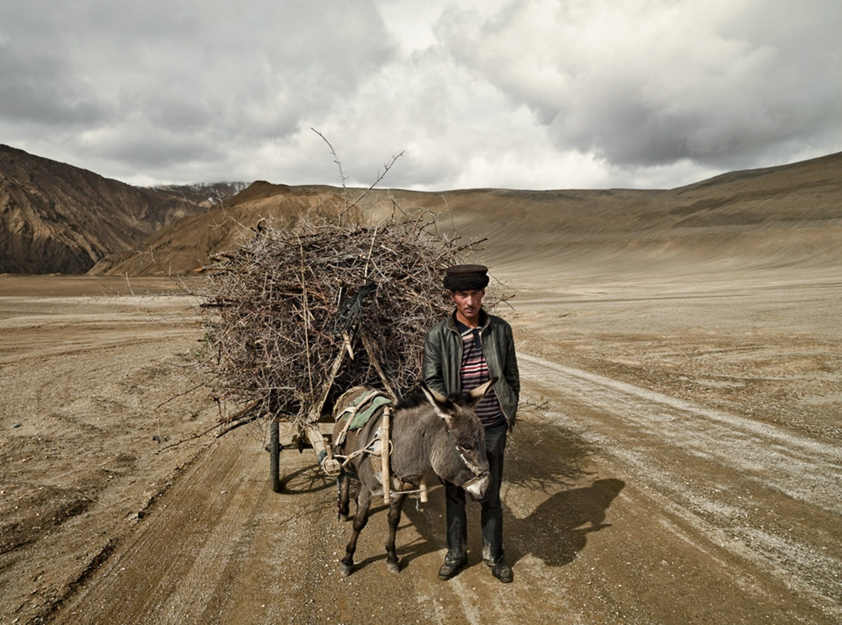 Người Tajik ở Trung Quốc được gọi là Tajik miền núi, còn người Tajik ở Tajikstan và Afghanistan được gọi là Tajik đồng bằng để dễ phân biệt, vì đều có nguồn gốc Ba Tư. Điều đặc biệt ở ngoại hình người Tajik là họ giống những người da trắng ở châu Âu với da trắng, mắt xanh, tóc vàng, mũi cao.