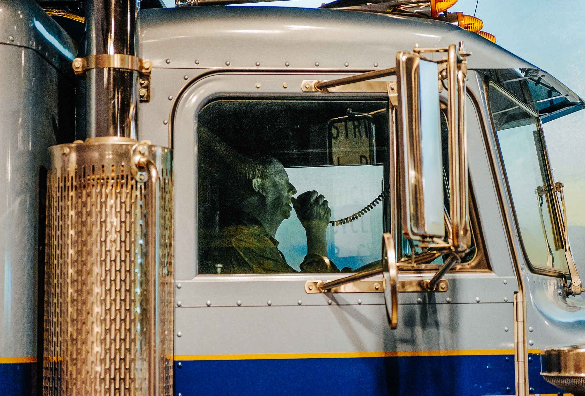 Nhổ nước bọt từ xe tải thì không phạm luật.