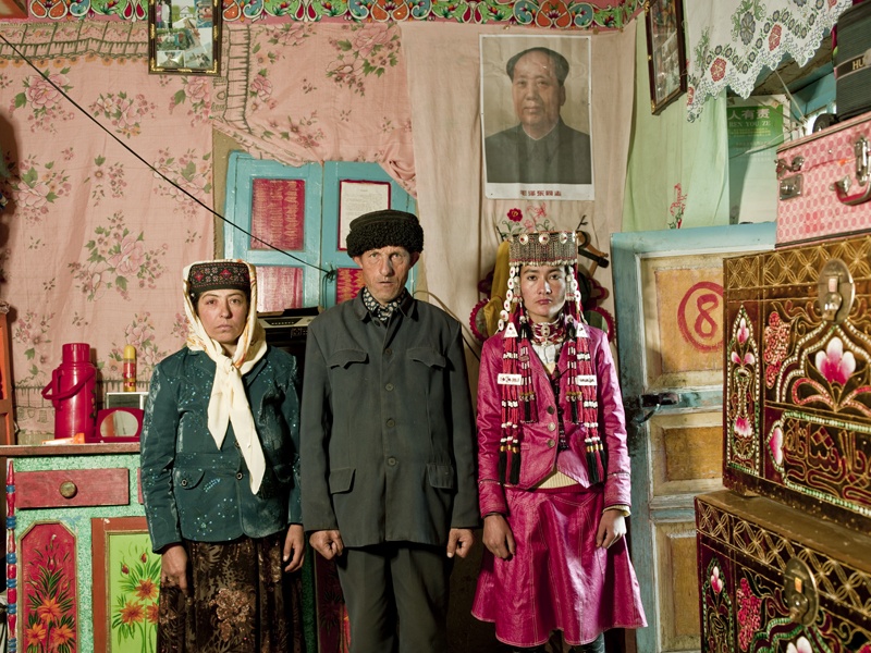 Người Tajik có những phong tục đặc biệt. Khi đàn ông gặp nhau hoặc đàn ông gặp phụ nữ, họ thường bắt tay hoặc hôn lên mu bàn tay nhau, còn phụ nữ gặp nhau thì hôn lên mặt và môi nhau. Ôm là cử chỉ thể hiện tình cảm nồng ấm nhất. Người mẹ thường dạy con gái tôn trọng chồng và gia đình nhà chồng, không được tán tỉnh đàn ông, sống tiết kiệm và làm việc chăm chỉ. Khi có khách đến nhà, họ tuyệt đối tôn trọng ý kiến của khách và không bao giờ hỏi khi nào khách ra về.