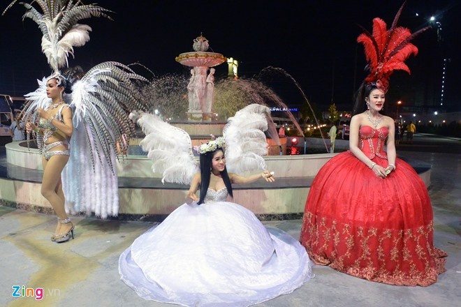 Vũ công chuyển giới ở Thái Lan mời khách chụp ảnh cùng. Ảnh: Hoàng Hà.