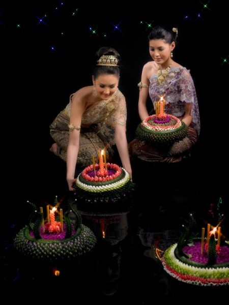 Krathong được làm từ lá chuối, các lớp thân cây chuối, các tua của cây hoa huệ nhện hay những nguyên liệu khác. Bên trong chiếc bè nổi này chứa các loại thức ăn, trầu cau, hoa, nhang, nến và tiền xu. Suốt đêm trăng tròn, người Thái thả các Krathong này xuống sông, kênh rạch hoặc ao hồ thể hiện sự tôn kính đối với các thần sông, thần nước. Ảnh: Wangyi