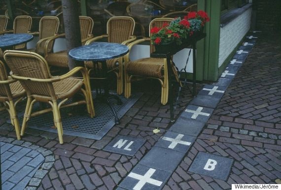 Hà Lan – Bỉ: Ngôi làng Baarle-Hertog của Bỉ và làng Baarle-Nassau của Hà Lan chỉ cách nhau một hàng gạch. Hằng ngày có rất nhiều du khách qua lại giữa 2 nước, vạch trắng dưới mặt đất là dấu hiệu cho biết họ đang đứng trên nước nào.