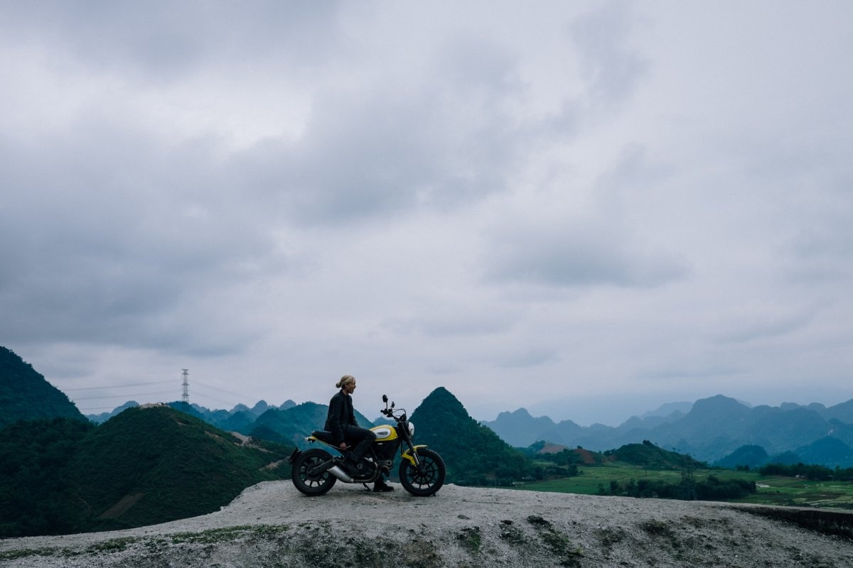 Laura Heidenreich tạo dáng giữa cảnh núi non điệp trùng ở Sa Pa. Nhóm cho biết, những chiếc xe lớn như Ducati rất hiếm và khó thuê ở Việt Nam, và họ là những phượt thủ đầu tiên xuyên Việt bằng xe Ducati.